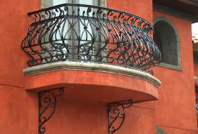 Aluminum self supporting balcony rails with decorative bracket image