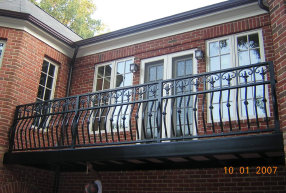 Aluminum self supporting balcony rails with decorative bracket image